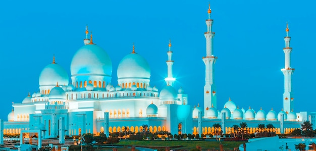 Vista panorâmica da mesquita sheikh zayed de abu dhabi à noite, emirados árabes unidos