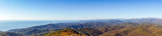 Foto vista panorâmica da montanha ahun, sochi, rússia.