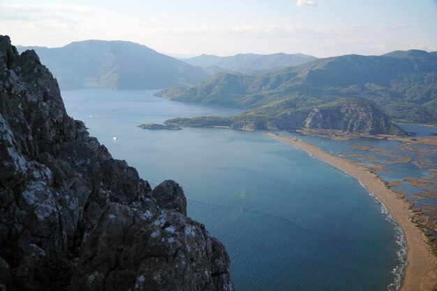 Foto vista panorâmica da montanha bozburun até a praia de iztuzu e o delta do rio dalyan