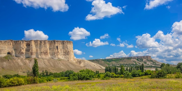 Vista panorâmica da montanha branca ou da montanha belaya no leste da crimeia