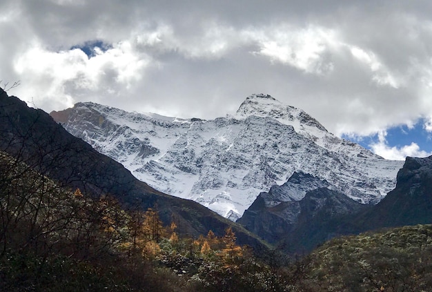 Vista panorâmica da montanha coberta de neve contra o céu