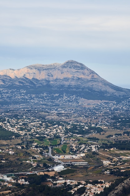 Foto vista panorâmica da montanha de montgo em denia e javea