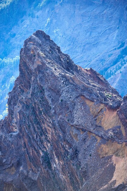 Vista panorâmica da montanha de Roque de Los Muchachos em La Palma Ilhas Canárias Espanha Paisagem de terreno áspero para caminhadas vulcânicas com lados íngremes na manhã enevoada Destino popular de viagem ou turismo