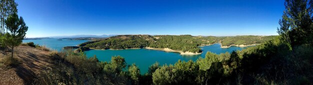 Foto vista panorâmica da montanha e do lago contra o céu azul claro