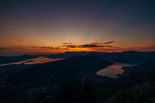 Vista panorâmica da montanha em silhueta contra o céu romântico ao pôr-do-sol