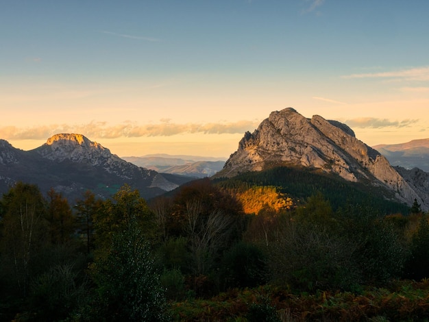 Vista panorâmica da montanha iluminada com o pôr do sol