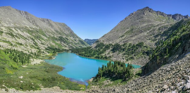 Vista panorâmica da montanha, lago no vale