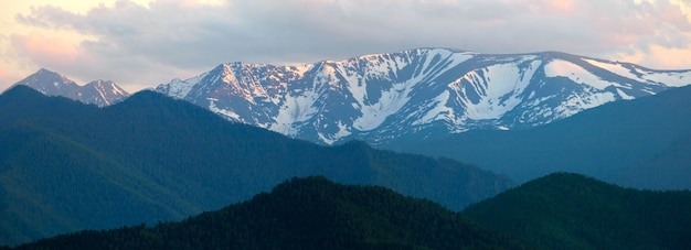 Vista panorâmica da montanha, luz do entardecer, picos nevados