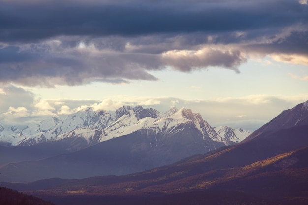 Vista panorâmica da montanha nas Montanhas Rochosas canadenses na temporada de verão