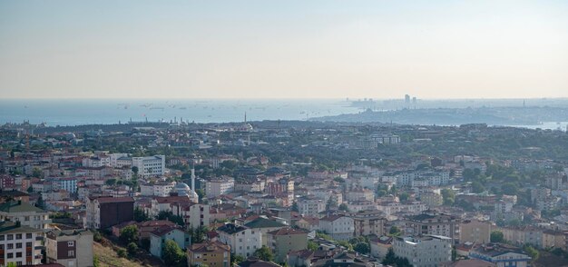 Vista panorâmica da montanha para a cidade em um dia de verão em uma névoa ensolarada Istambul Turquia