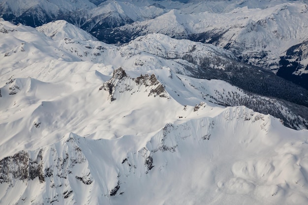 Vista panorâmica da paisagem aérea das belas montanhas cobertas de neve