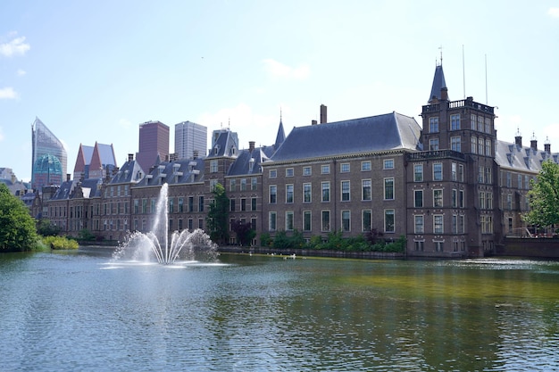 Vista panorâmica da paisagem com o edifício do parlamento Binnenhof na lagoa Hofvijver, Haia, Holanda