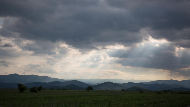 Vista panorâmica da paisagem contra nuvens de tempestade