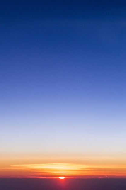 Vista panorâmica da paisagem contra o céu claro ao pôr-do-sol