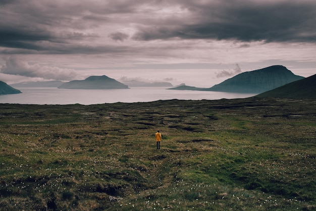 Vista panorâmica da paisagem contra o céu dramático