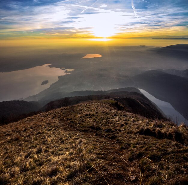 Foto vista panorâmica da paisagem contra o céu durante o pôr-do-sol