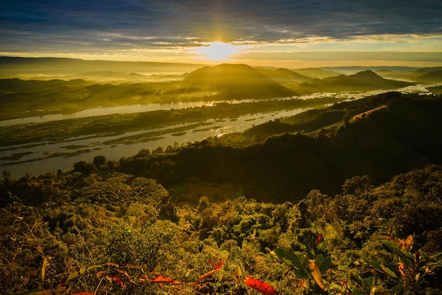 Foto vista panorâmica da paisagem contra o céu durante o pôr-do-sol