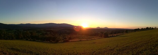 Foto vista panorâmica da paisagem contra o céu durante o pôr-do-sol