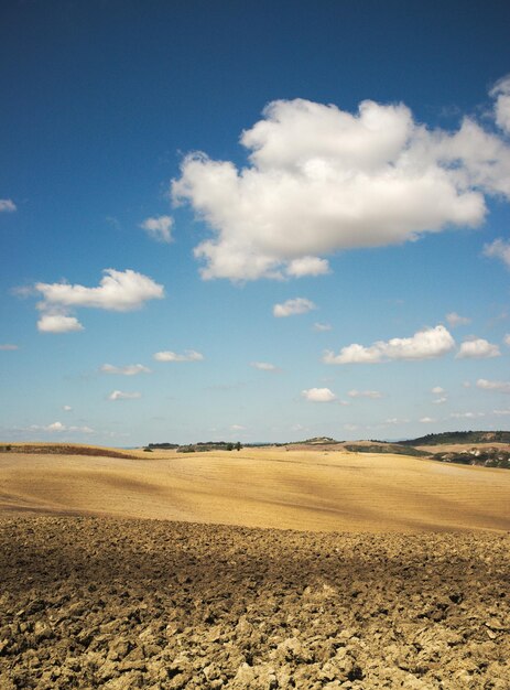 Vista panorâmica da paisagem contra o céu nublado