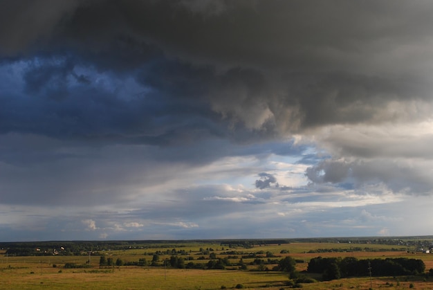 Vista panorâmica da paisagem contra o céu nublado
