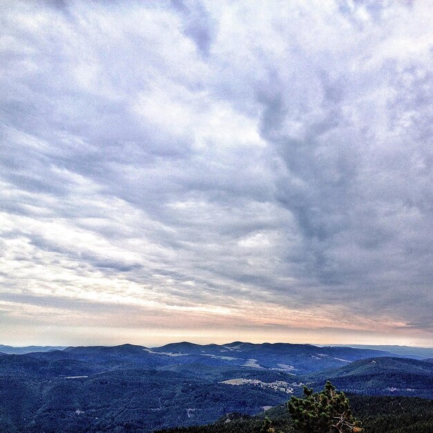 Vista panorâmica da paisagem contra o céu nublado