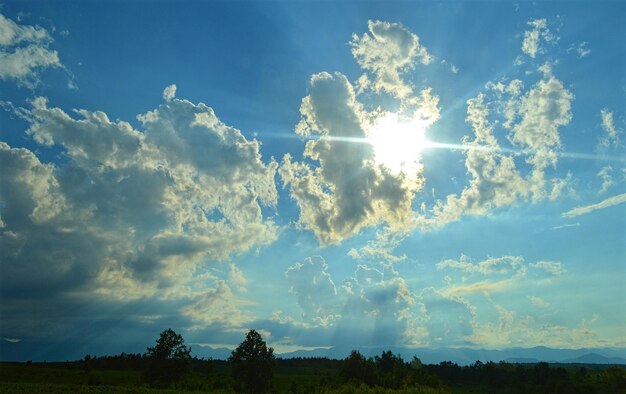 Vista panorâmica da paisagem contra o céu nublado