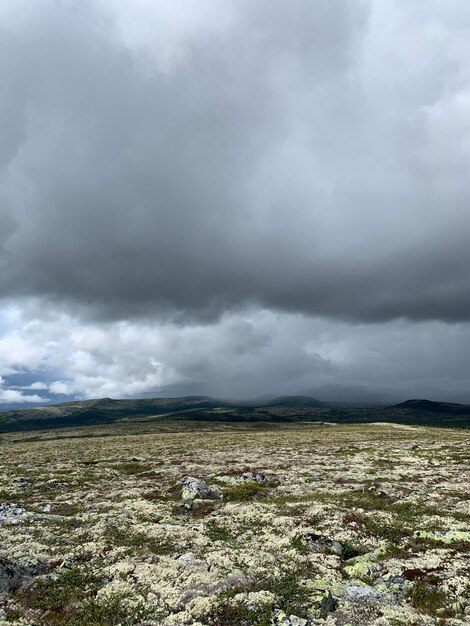 Foto vista panorâmica da paisagem contra o céu nublado