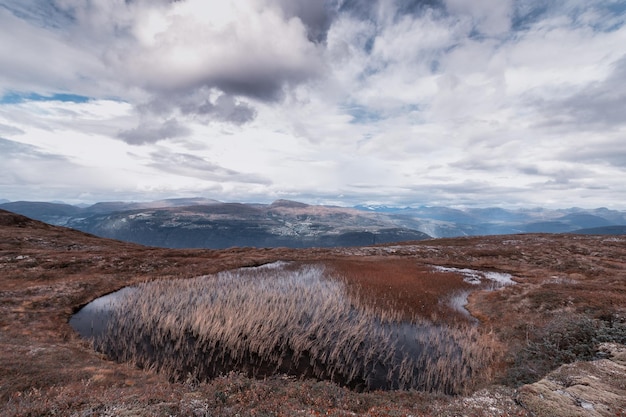 Vista panorâmica da paisagem contra o céu nublado
