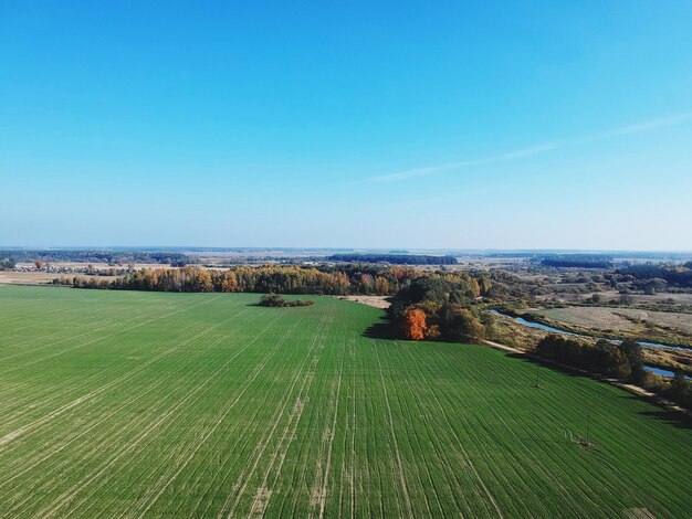 Vista panorâmica da paisagem contra um céu azul claro