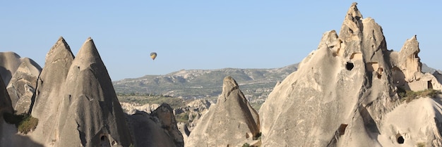 Vista panorâmica da paisagem da Capadocia e vale com montanhas rochosas e cavernas um ar quente