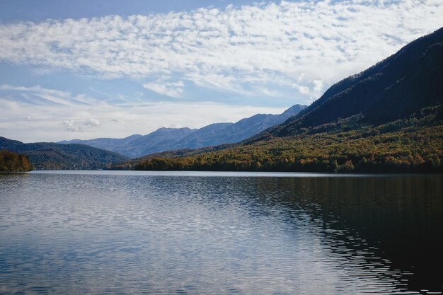 Vista panorâmica da paisagem de belas montanhas Alpes, lago Bohinj, Eslovênia. Outono, temporada de outono.