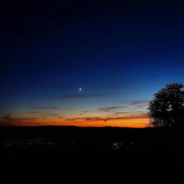 Foto vista panorâmica da paisagem de silhueta contra o céu à noite