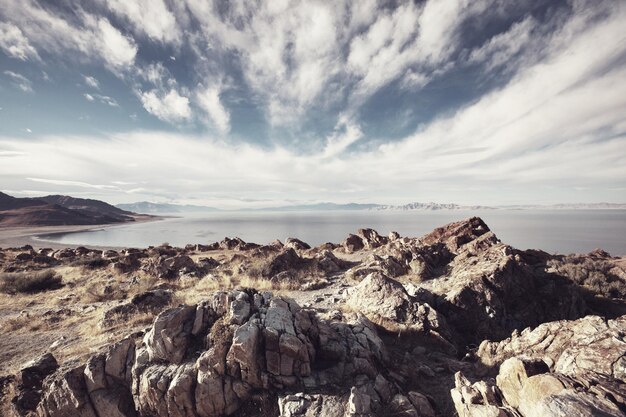 Vista panorâmica da paisagem do Great Salt Lake em um dia ensolarado com nuvens brancas em um céu azul.