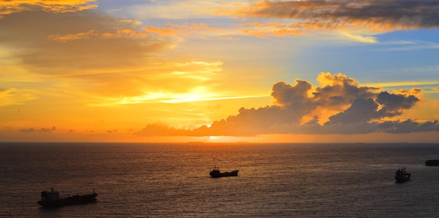 Vista panorâmica da paisagem do mar com céu pôr do sol