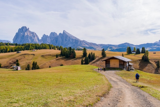 Vista panorâmica da paisagem dos Alpes Dolomitas, Itália, em Ortisei, Itália