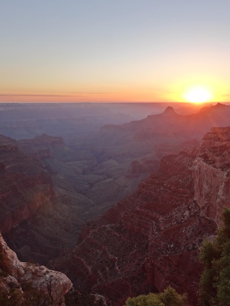 Foto vista panorâmica da paisagem dramática durante o pôr-do-sol
