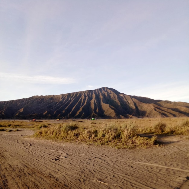 Foto vista panorâmica da paisagem e da montanha contra o céu