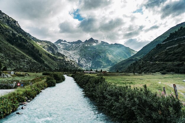 Foto vista panorâmica da paisagem e das montanhas contra o céu