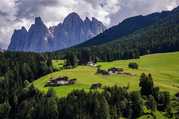 Vista panorâmica da paisagem e das montanhas contra o céu