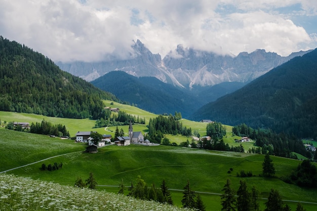 Vista panorâmica da paisagem e das montanhas contra o céu
