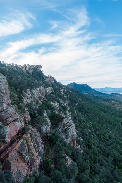 Foto vista panorâmica da paisagem e das montanhas contra o céu