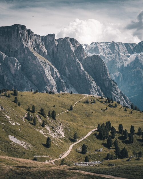 Foto vista panorâmica da paisagem e das montanhas contra o céu