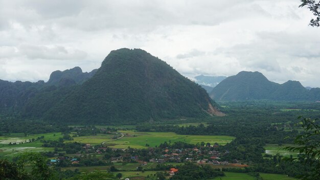 Vista panorâmica da paisagem e das montanhas contra o céu