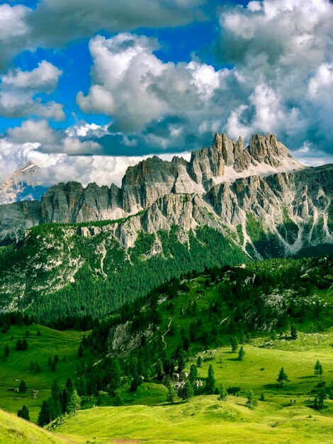 Foto vista panorâmica da paisagem e das montanhas contra o céu