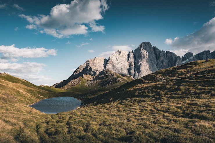 Foto vista panorâmica da paisagem e das montanhas contra o céu