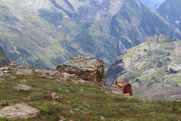 Vista panorâmica da paisagem e das montanhas do passo dei salati