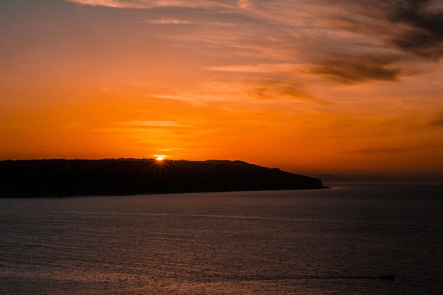 Vista panorâmica da paisagem marinha pela montanha durante o pôr-do-sol
