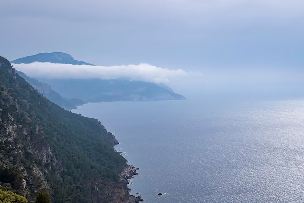 Vista panorâmica da paisagem marítima mediterrânea e penhasco rochoso contra o céu azul