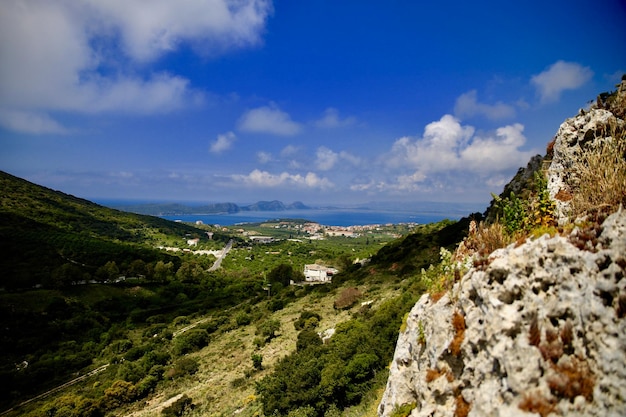 Vista panorâmica da paisagem pelo mar contra o céu