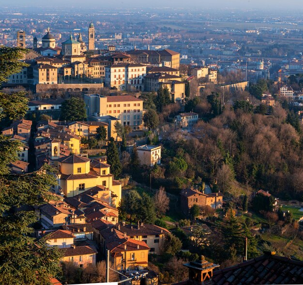 Foto vista panorâmica da paisagem urbana de bergamo vista aérea da cidade no vale da montanha